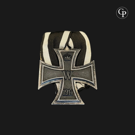 Iron Cross 2nd Class 1914 (EK2) with parade mounting "Max Reich, Breslau" – front view with silver patina | Croix de Fer 2e Classe 1914 (EK2) avec montage de parade "Max Reich, Breslau" – vue de face avec patine argentée