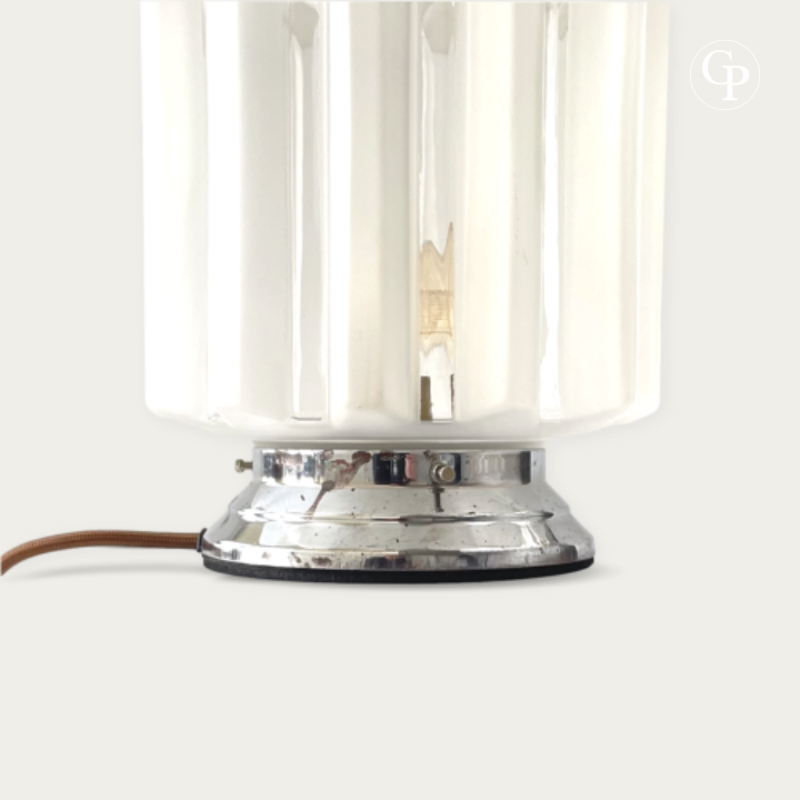 Side detail of Art Deco Skyscraper table lamp with frosted glass shade, chrome base and original vintage cord finish | Détail latéral de la lampe de table Art Déco Skyscraper avec abat-jour en verre dépoli, base chromée et cordon vintage d’origine