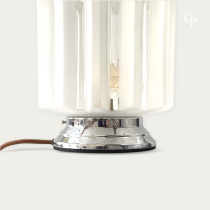 Side detail of Art Deco Skyscraper table lamp with frosted glass shade, chrome base and original vintage cord finish | Détail latéral de la lampe de table Art Déco Skyscraper avec abat-jour en verre dépoli, base chromée et cordon vintage d’origine