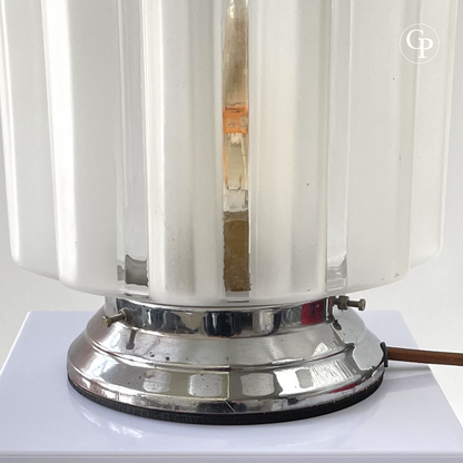 Close-up of Art Deco Skyscraper table lamp showing frosted glass shade, polished chrome base and original vintage design details | Gros plan de la lampe de table Art Déco Skyscraper montrant l’abat-jour en verre dépoli, la base chromée polie et les détails du design vintage d’origine