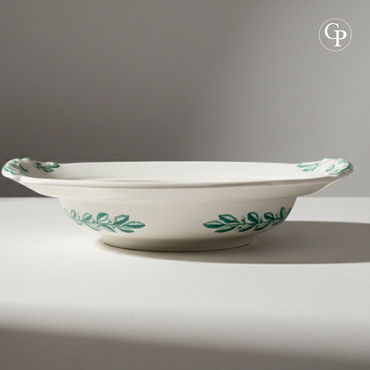 Vue de profil du plat de service victorien Copeland Ironstone, mettant en valeur sa forme ondulée et le décor vert sur la bordure extérieure. | Side profile view of the Victorian Copeland Ironstone serving dish, highlighting its scalloped shape and green border decoration.