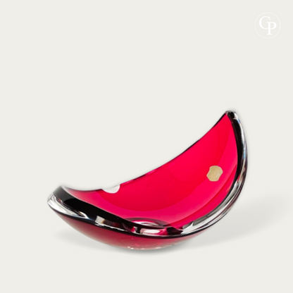 Autre angle de vue du vide-poche vintage en forme de croissant en cristal rouge et clair de René Delvenne pour Val Saint Lambert | Alternate angle view of the vintage crescent-shaped ruby red and clear crystal vide-poche bowl by René Delvenne for Val Saint Lambert.