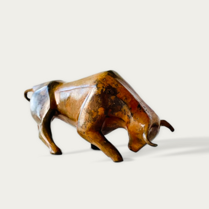  Cubist bull in solid bronze by Pierre Chenet (circa 1970). Striking geometric forms with rich acid patina showing warm brown, golden and copper reflections on a clean white background. | Taureau cubiste en bronze massif par Pierre Chenet (vers 1970). Formes géométriques puissantes et belle patine à l’acide aux reflets bruns profonds, dorés et cuivrés sur fond blanc épuré.