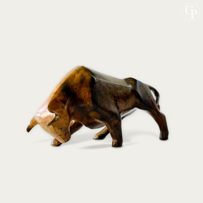  Studio view of the powerful cubist bull in solid bronze by Pierre Chenet (circa 1970). Striking geometric forms and rich acid patina with warm brown and golden reflections on a clean white background. | Vue studio du taureau cubiste en bronze massif par Pierre Chenet (vers 1970). Formes géométriques puissantes et belle patine à l’acide aux reflets bruns profonds et dorés sur fond blanc épuré.