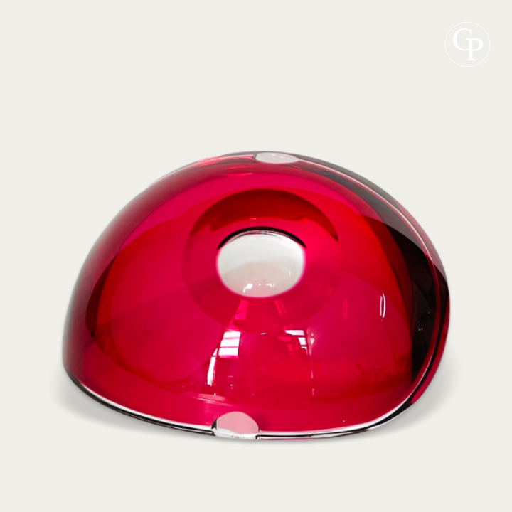Vue de la base inversée du vide-poche moderniste en cristal rouge rubis et clair de René Delvenne pour Val Saint Lambert, montrant la limpidité et le dessous de la pièce | Inverted base view of the Mid-Century modern ruby red and clear crystal vide-poche bowl by René Delvenne for Val Saint Lambert, showcasing the clarity and the bottom of the piece.
