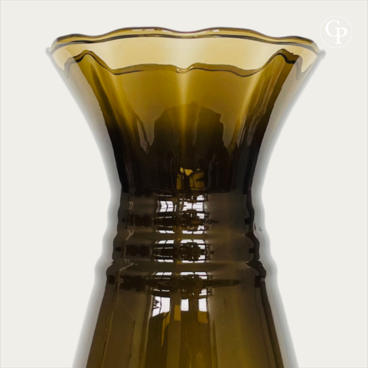 Gros plan sur les bagues horizontales en relief et le col évasé en corolle du vase Art Déco en verre soufflé hyalite brun, style Machine Age, Galerie Popincourt | Close-up of the horizontal neck rings and flared ruffled rim of the modernist Art Deco blown glass vase in smoked brown hyalite, Machine Age style, Galerie Popincourt