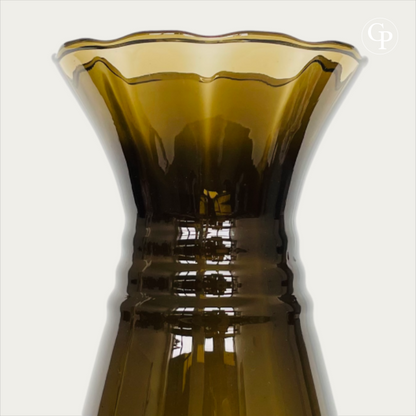 Gros plan sur les bagues horizontales en relief et le col évasé en corolle du vase Art Déco en verre soufflé hyalite brun, style Machine Age, Galerie Popincourt | Close-up of the horizontal neck rings and flared ruffled rim of the modernist Art Deco blown glass vase in smoked brown hyalite, Machine Age style, Galerie Popincourt