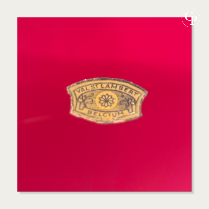 Gros plan sur l'étiquette autocollante d'origine dorée Val Saint Lambert Belgium sur le cristal rouge rubis | Macro close-up of the original vintage gold Val Saint Lambert Belgium sticker label on the ruby red crystal.