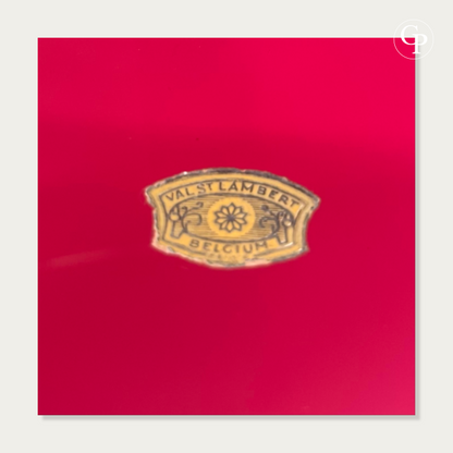 Gros plan sur l'étiquette autocollante d'origine dorée Val Saint Lambert Belgium sur le cristal rouge rubis | Macro close-up of the original vintage gold Val Saint Lambert Belgium sticker label on the ruby red crystal.