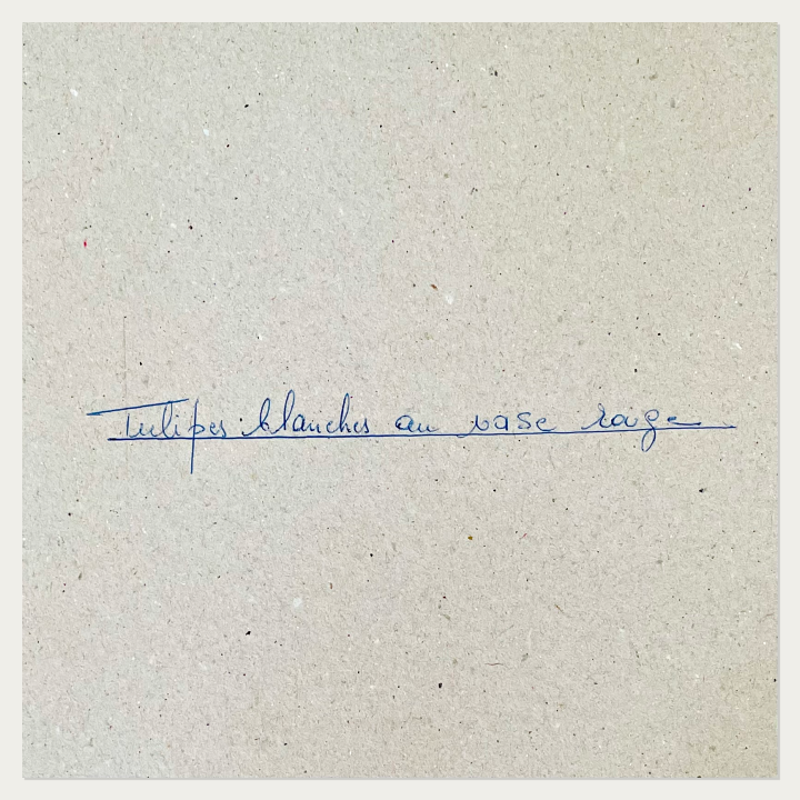 The artist's original handwritten title Tulipes blanches au vase rouge on the back of the watercolor by Marie-Louise Ogier, Galerie Popincourt. | Inscription manuscrite originale de l'artiste Tulipes blanches au vase rouge écrite au dos de l'œuvre par Marie-Louise Ogier, Galerie Popincourt.