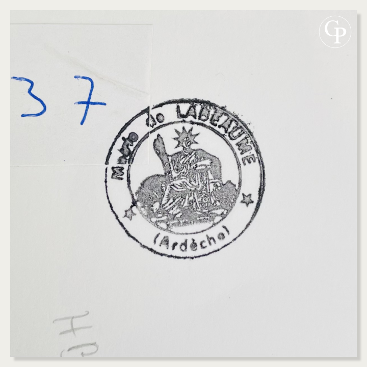 Gros plan sur le verso de l'œuvre de Hanna Ben-Dov, montrant le tampon à l'encre officiel de la Mairie de Labeaume (Ardèche) et le numéro 37 écrit à l'encre bleue, garantissant la provenance du fonds d'atelier. | Close-up of the back of Hanna Ben-Dov's artwork, showing the official ink stamp from the Mairie de Labeaume (Ardèche) and the number 37 in blue ink, guaranteeing the artist's studio provenance.