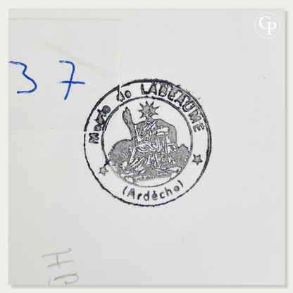 Gros plan sur le verso de l'œuvre de Hanna Ben-Dov, montrant le tampon à l'encre officiel de la Mairie de Labeaume (Ardèche) et le numéro 37 écrit à l'encre bleue, garantissant la provenance du fonds d'atelier. | Close-up of the back of Hanna Ben-Dov's artwork, showing the official ink stamp from the Mairie de Labeaume (Ardèche) and the number 37 in blue ink, guaranteeing the artist's studio provenance.