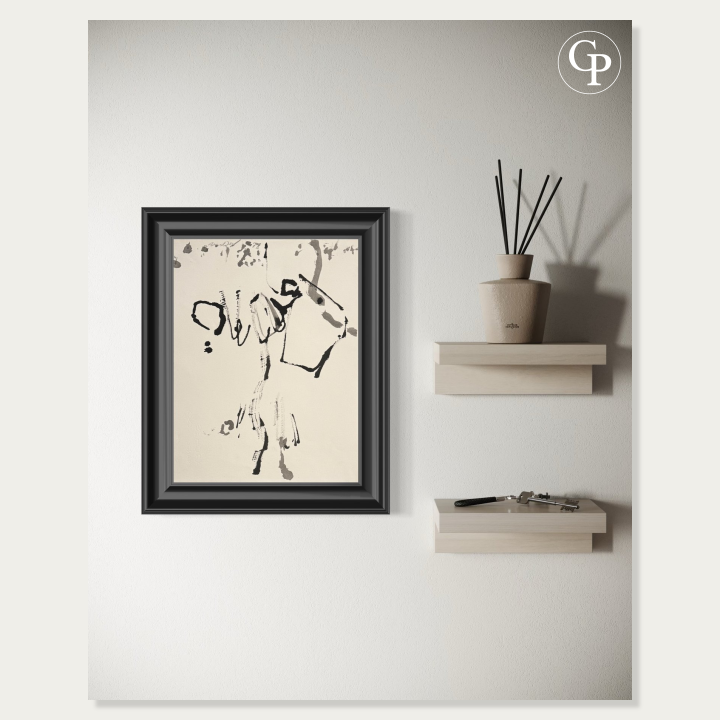 L'encre de Hanna Ben-Dov Élan Lyrique dans un cadre noir, fixée sur un mur beige clair à côté de deux étagères flottantes en bois clair portant un diffuseur de parfum d'ambiance et des clés anciennes. | Hanna Ben-Dov's ink painting Lyrical Impulse in a black frame, hanging on a light beige wall next to two light wood floating shelves with a reed diffuser and vintage keys.