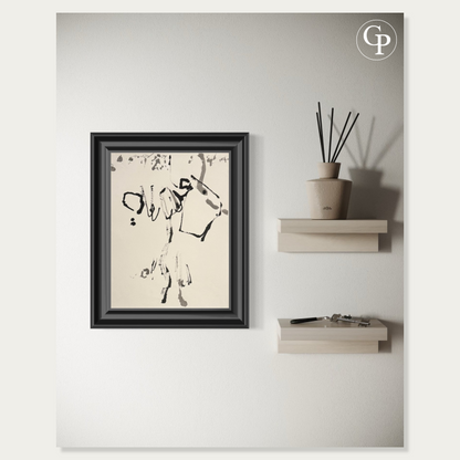 L'encre de Hanna Ben-Dov Élan Lyrique dans un cadre noir, fixée sur un mur beige clair à côté de deux étagères flottantes en bois clair portant un diffuseur de parfum d'ambiance et des clés anciennes. | Hanna Ben-Dov's ink painting Lyrical Impulse in a black frame, hanging on a light beige wall next to two light wood floating shelves with a reed diffuser and vintage keys.