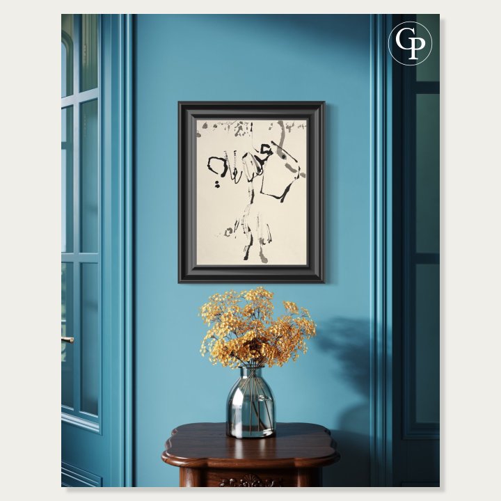 L'encre abstraite Élan Lyrique de Hanna Ben-Dov dans un cadre noir, fixée sur un mur bleu pétrole entre deux portes à moulures, surmontant un meuble en bois foncé décoré d'un vase de fleurs séchées jaunes. | Abstract ink painting Lyrical Impulse by Hanna Ben-Dov in a black frame, hanging on a teal blue wall between paneled doors, above a dark wood table with a vase of golden dried flowers.