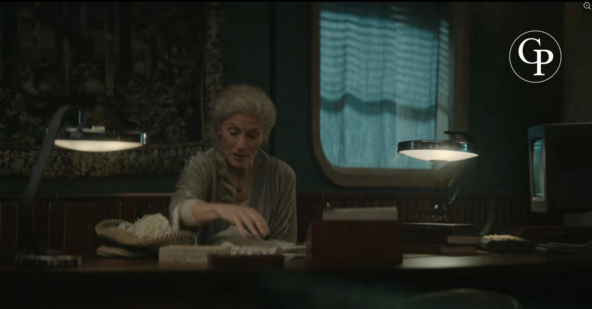 Capture d'écran de la série Silo montrant l'actrice Geraldine James travaillant entre deux lampes Space Age MaOf FASE allumées | Screenshot from the TV series Silo featuring actress Geraldine James at her desk between two illuminated Space Age MaOf FASE lamps