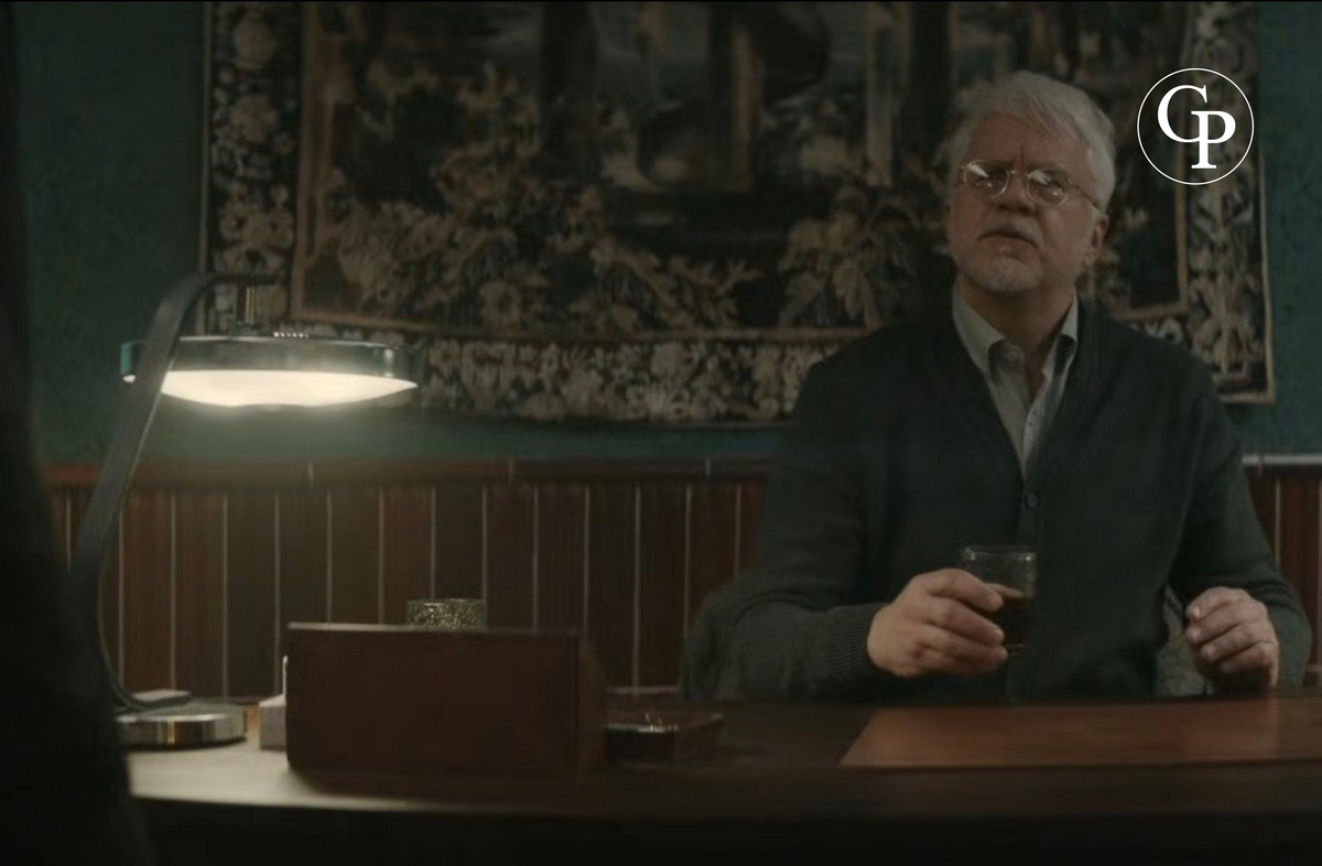 Capture d'écran de la série Silo montrant l'acteur Tim Robbins à son bureau éclairé par la lampe Space Age MaOf FASE | Screenshot from the TV series Silo featuring actor Tim Robbins at his desk lit by the Space Age MaOf FASE lamp