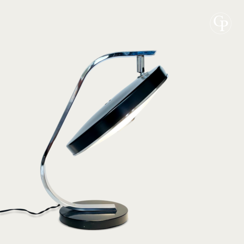 Lampe de bureau Space Age MaOf FASE circa 1970 avec réflecteur orienté vers le haut montrant le système de rotule | 1970s MaOf FASE Space Age desk lamp with tilted shade showing the swivel joint mechanism