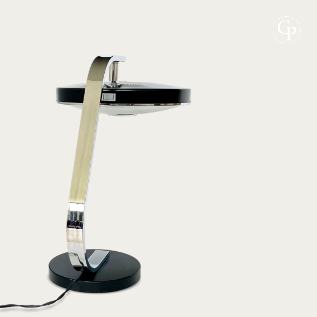 Vue arrière de la lampe de bureau Space Age MaOf FASE circa 1970 mettant en valeur la courbure du bras chromé miroir et l'interrupteur à bascule | Rear view of the 1970s MaOf FASE Space Age desk lamp highlighting the curved mirror-chrome arm and rocker switch