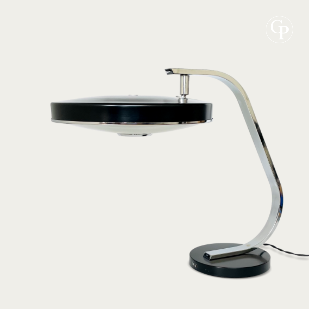 Vue de profil de la lampe de bureau Space Age MaOf FASE circa 1970 avec bras chrome cambré et laque anthracite | Side view of the 1970s MaOf FASE Space Age desk lamp with curved chrome arm and anthracite lacquer