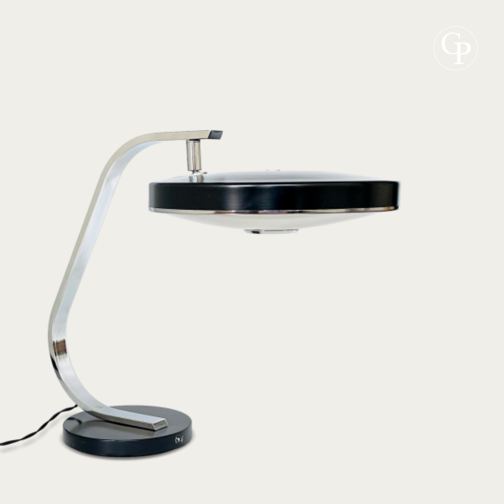 Vue de profil droit de la lampe de bureau Space Age MaOf FASE circa 1970 montrant la courbure du bras chromé et le réflecteur horizontal | Right profile view of the 1970s MaOf FASE Space Age desk lamp showing the curved chrome arm and horizontal shade