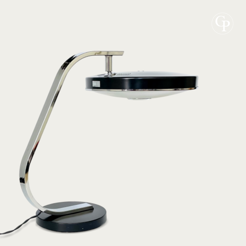 Vue de trois-quarts gauche de la lampe de bureau Space Age MaOf FASE circa 1970 sur fond blanc montrant l'interrupteur et le bras articulé | Left three-quarter view of the 1970s MaOf FASE Space Age desk lamp isolated on white background showing the switch and articulated arm