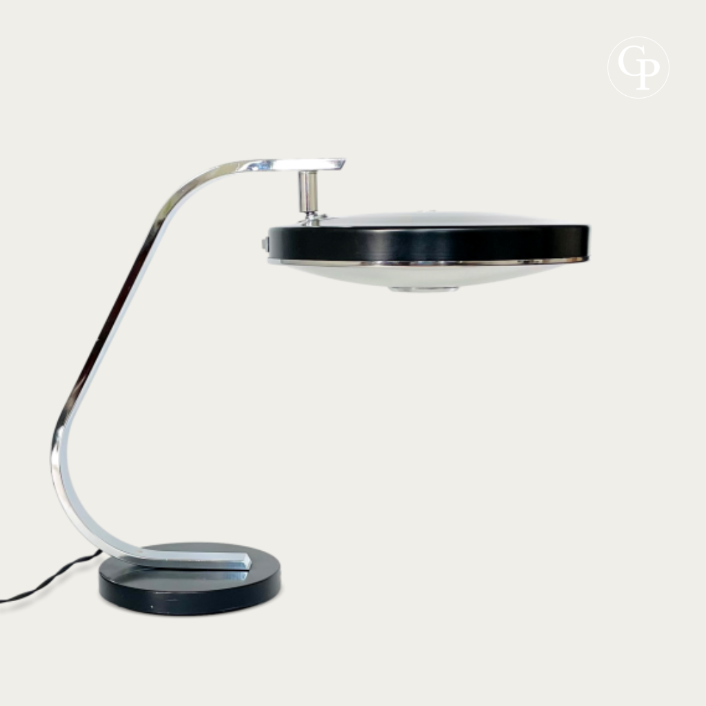 Vue de profil gauche complète de la lampe de bureau Space Age MaOf FASE circa 1970 montrant le bras cambré en acier chromé et le réflecteur horizontal | Full left profile view of the 1970s MaOf FASE Space Age desk lamp showing the curved chrome arm and horizontal shade