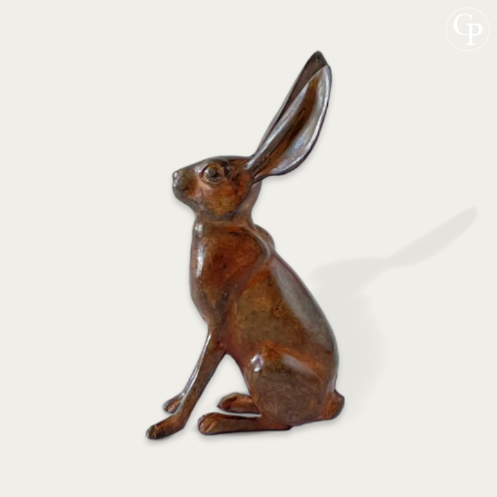 Sculpture en bronze du lapin aux grandes oreilles de Pierre Chenet, vue de profil avec belle patine mordorée, fonderie d’art française fin XXe siècle | Bronze sculpture of a rabbit with large ears by Pierre Chenet, viewed in profile with a beautiful golden-brown patina, French art foundry, late 20th century (profile view)