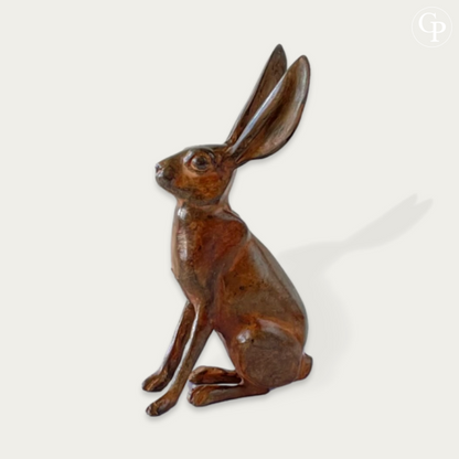 Sculpture en bronze du lapin aux grandes oreilles de Pierre Chenet, vue de profil avec belle patine mordorée, fonderie d’art française fin XXe siècle | Bronze sculpture of a rabbit with large ears by Pierre Chenet, viewed in profile with a beautiful golden-brown patina, French art foundry, late 20th century (profile view and lightening)