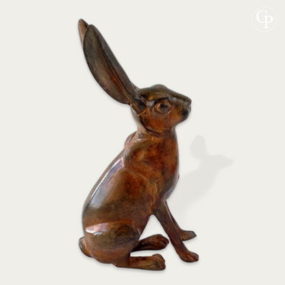Sculpture en bronze du lapin aux grandes oreilles de Pierre Chenet, vue de profil avec belle patine mordorée, fonderie d’art française fin XXe siècle | Bronze sculpture of a rabbit with large ears by Pierre Chenet, viewed in profile with a beautiful golden-brown patina, French art foundry, late 20th century (right profie view)