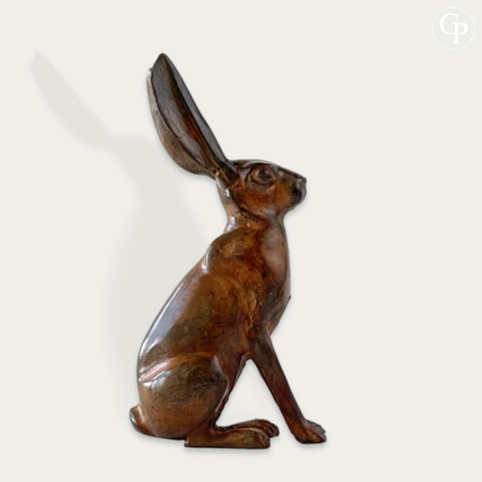 Sculpture en bronze du lapin aux grandes oreilles de Pierre Chenet, vue de profil avec belle patine mordorée, fonderie d’art française fin XXe siècle | Bronze sculpture of a rabbit with large ears by Pierre Chenet, viewed in profile with a beautiful golden-brown patina, French art foundry, late 20th century (right side view)