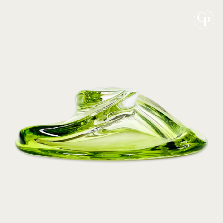 Vue renversée du dessous du centre de table Patelle en cristal lime de Val Saint Lambert, montrant la base en cristal clair gravée et signée à la main, circa 1965. | Upside down view of the Patelle crystal centerpiece by Val Saint Lambert, showing the thick clear crystal base signed and hand-engraved, circa 1965.