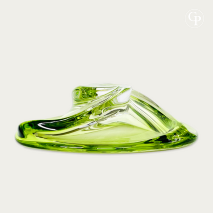 Vue renversée du dessous du centre de table Patelle en cristal lime de Val Saint Lambert, montrant la base en cristal clair gravée et signée à la main, circa 1965. | Upside down view of the Patelle crystal centerpiece by Val Saint Lambert, showing the thick clear crystal base signed and hand-engraved, circa 1965.
