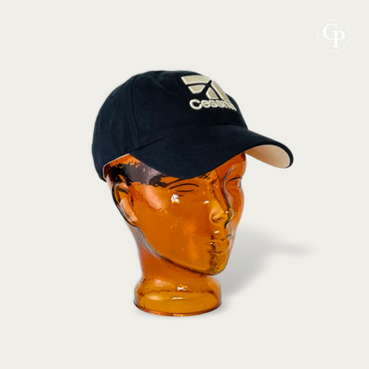 Tête mannequin vintage en verre moulé ambre cognac 1970 coiffée d'une casquette, idéale comme support de chapeau et accessoire pour vitrine, commerce ou galerie | Vintage 1970s amber cognac molded glass mannequin head wearing a cap, ideal hat stand and display accessory for shop, store, or gallery
