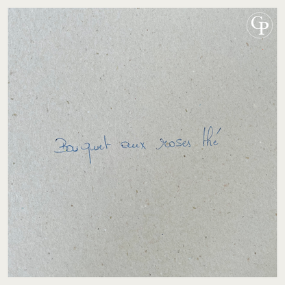 Handwritten title Bouquet aux roses thé by artist Marie-Louise Ogier on the back of the Arches paper | Titre original d'atelier écrit de la main de l'artiste Marie-Louise Ogier au dos du papier ARCHES.