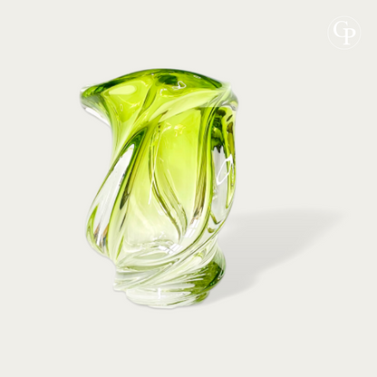 Vase en cristal vert Chartreuse modèle Conque par René Delvenne pour Val Saint Lambert 1956, sculpture de verre biomorphe mid-century modern sur un meuble en béton devant une fenêtre | Chartreuse green crystal Conque vase by René Delvenne for Val Saint Lambert 1956, mid-century modern biomorphic glass sculpture on a concrete console by a window. VIEW2