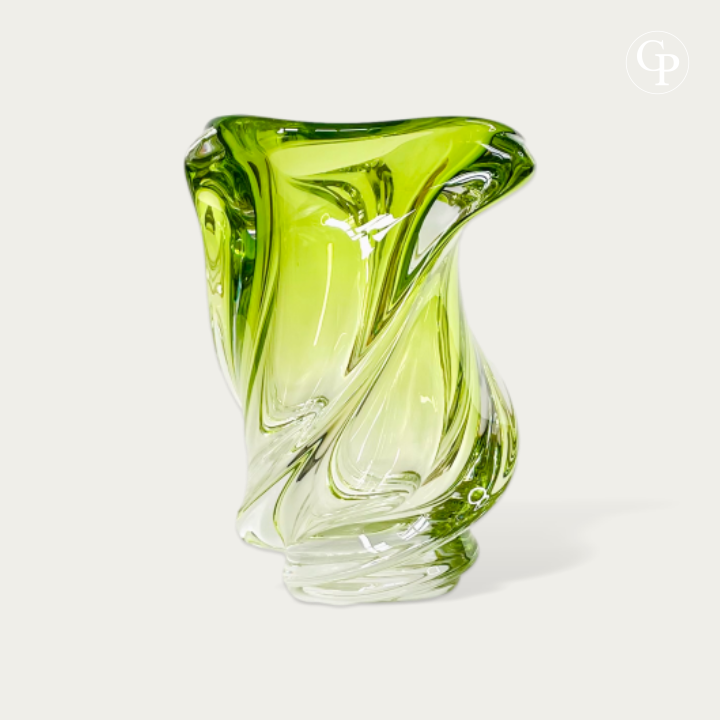 Vase en cristal vert Chartreuse modèle Conque par René Delvenne pour Val Saint Lambert 1956, sculpture de verre biomorphe mid-century modern sur un meuble en béton devant une fenêtre | Chartreuse green crystal Conque vase by René Delvenne for Val Saint Lambert 1956, mid-century modern biomorphic glass sculpture on a concrete console by a window. VIEW8