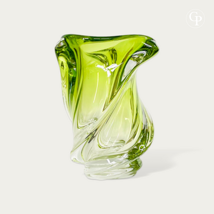 Vase en cristal vert Chartreuse modèle Conque par René Delvenne pour Val Saint Lambert 1956, sculpture de verre biomorphe mid-century modern sur un meuble en béton devant une fenêtre | Chartreuse green crystal Conque vase by René Delvenne for Val Saint Lambert 1956, mid-century modern biomorphic glass sculpture on a concrete console by a window. VIEW8
