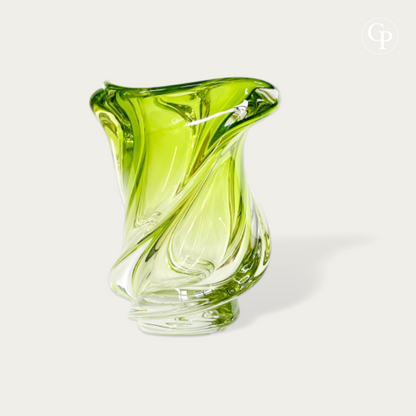 Vase en cristal vert Chartreuse modèle Conque par René Delvenne pour Val Saint Lambert 1956, sculpture de verre biomorphe mid-century modern sur un meuble en béton devant une fenêtre | Chartreuse green crystal Conque vase by René Delvenne for Val Saint Lambert 1956, mid-century modern biomorphic glass sculpture on a concrete console by a window. VIEW11