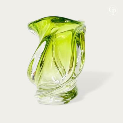 Vase en cristal vert Chartreuse modèle Conque par René Delvenne pour Val Saint Lambert 1956, sculpture de verre biomorphe mid-century modern sur un meuble en béton devant une fenêtre | Chartreuse green crystal Conque vase by René Delvenne for Val Saint Lambert 1956, mid-century modern biomorphic glass sculpture on a concrete console by a window. VIEW12