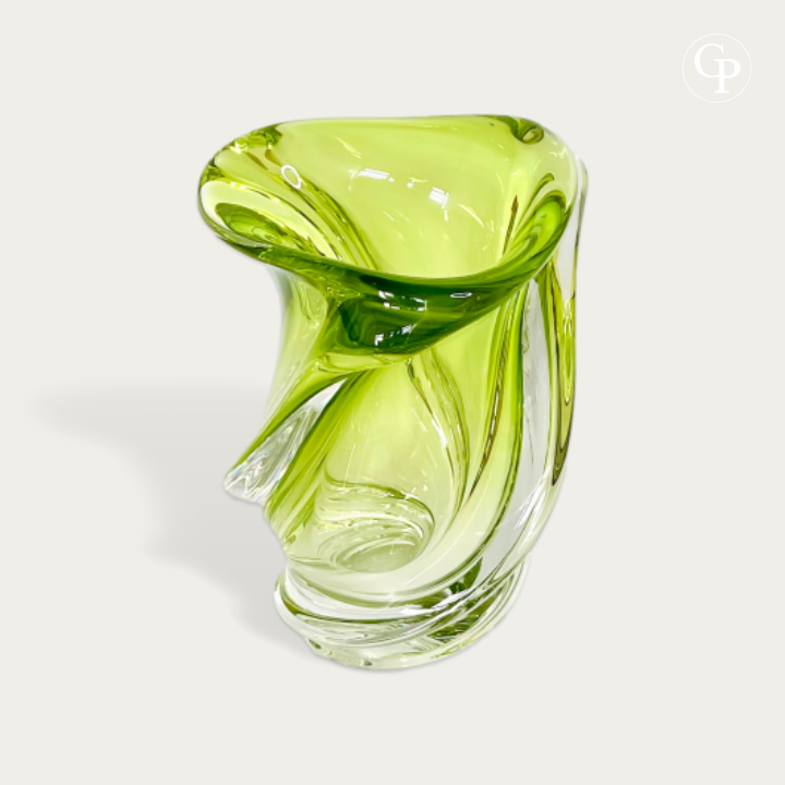 Vase en cristal vert Chartreuse modèle Conque par René Delvenne pour Val Saint Lambert 1956, sculpture de verre biomorphe mid-century modern sur un meuble en béton devant une fenêtre | Chartreuse green crystal Conque vase by René Delvenne for Val Saint Lambert 1956, mid-century modern biomorphic glass sculpture on a concrete console by a window. VIEW4