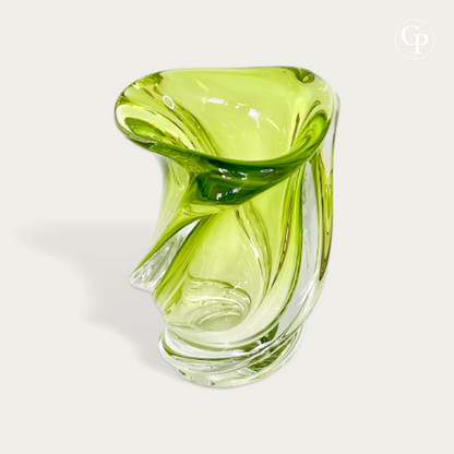 Vase en cristal vert Chartreuse modèle Conque par René Delvenne pour Val Saint Lambert 1956, sculpture de verre biomorphe mid-century modern sur un meuble en béton devant une fenêtre | Chartreuse green crystal Conque vase by René Delvenne for Val Saint Lambert 1956, mid-century modern biomorphic glass sculpture on a concrete console by a window. VIEW4
