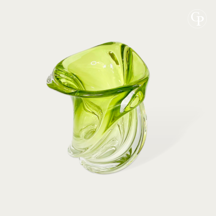 Vase en cristal vert Chartreuse modèle Conque par René Delvenne pour Val Saint Lambert 1956, sculpture de verre biomorphe mid-century modern sur un meuble en béton devant une fenêtre | Chartreuse green crystal Conque vase by René Delvenne for Val Saint Lambert 1956, mid-century modern biomorphic glass sculpture on a concrete console by a window. VIEW3