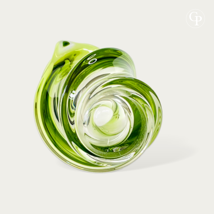 Vase en cristal vert Chartreuse modèle Conque par René Delvenne pour Val Saint Lambert 1956, sculpture de verre biomorphe mid-century modern sur un meuble en béton devant une fenêtre | Chartreuse green crystal Conque vase by René Delvenne for Val Saint Lambert 1956, mid-century modern biomorphic glass sculpture on a concrete console by a window. VIEW6