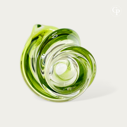 Vase en cristal vert Chartreuse modèle Conque par René Delvenne pour Val Saint Lambert 1956, sculpture de verre biomorphe mid-century modern sur un meuble en béton devant une fenêtre | Chartreuse green crystal Conque vase by René Delvenne for Val Saint Lambert 1956, mid-century modern biomorphic glass sculpture on a concrete console by a window. VIEW6