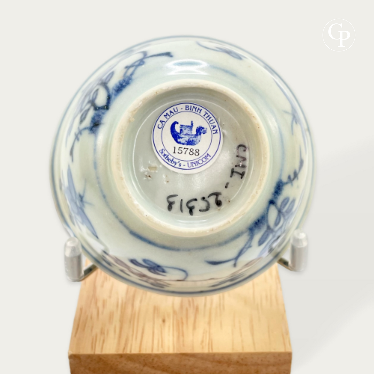 Base de la tasse en porcelaine Ca Mau avec étiquette Sotheby’s UNICOM et numéro d’inventaire 15788 | Bottom of Ca Mau shipwreck porcelain cup showing original Sotheby’s UNICOM label and inventory number 15788