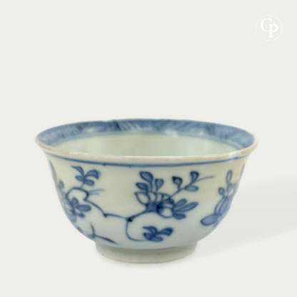 Détail du décor floral peint à la main sur la tasse en porcelaine du naufrage de Ca Mau