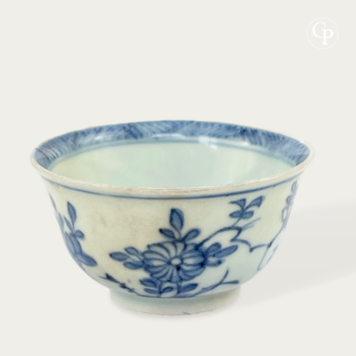 Détail du décor floral peint à la main sur la tasse en porcelaine du naufrage de Ca Mau