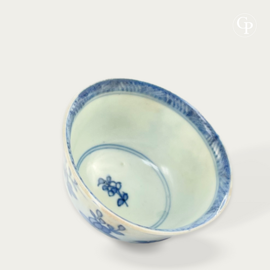 Tasse en porcelaine chinoise Bleu et Blanc du naufrage de Ca Mau, vue de côté
| Side view of Qing dynasty blue and white porcelain cup from Ca Mau shipwreck