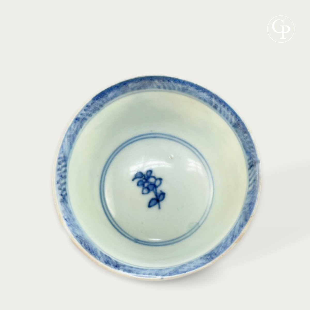 Intérieur de la tasse porcelaine Ca Mau montrant le décor floral bleu au centre | Interior view of Ca Mau shipwreck porcelain cup showing central blue floral design
